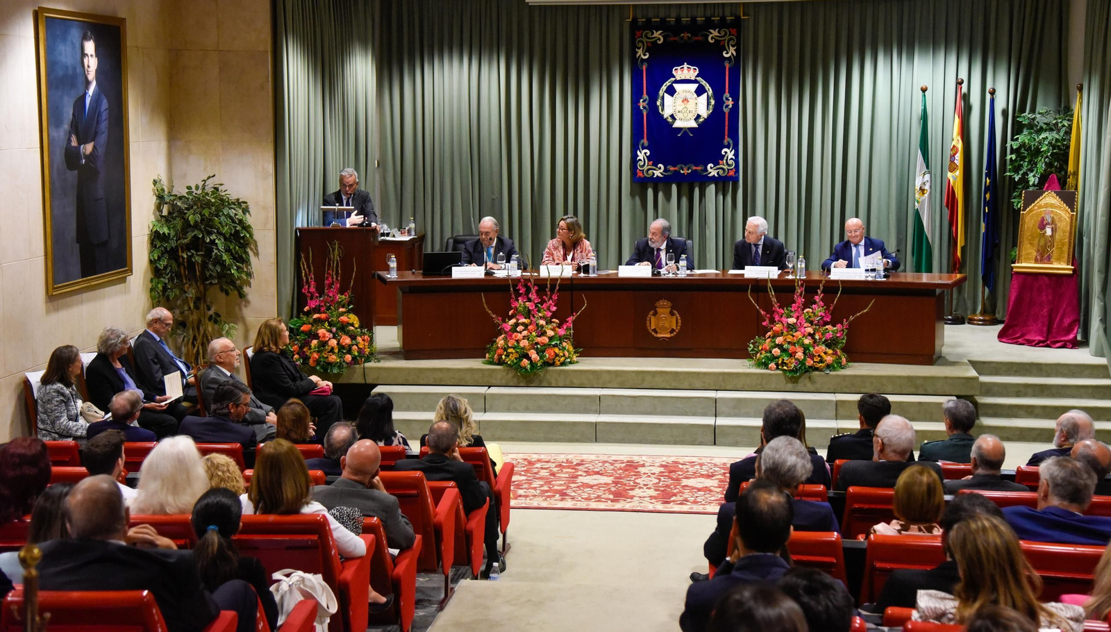 Vista panorámica del salón de actos del Colegio de Médicos de Sevilla durante la celebración del acto institucional en conmemoración a San Lucas.