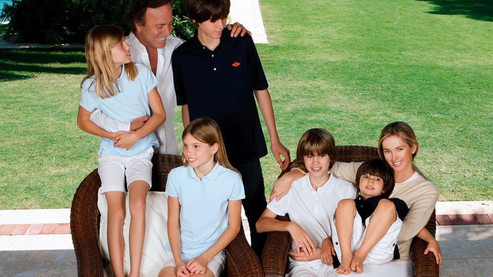 Victoria y Cristina Iglesias con sus hermanos y sus padres en los años 90. Victoria y Cristina Iglesias con sus hermanos y sus padres en los años 90.