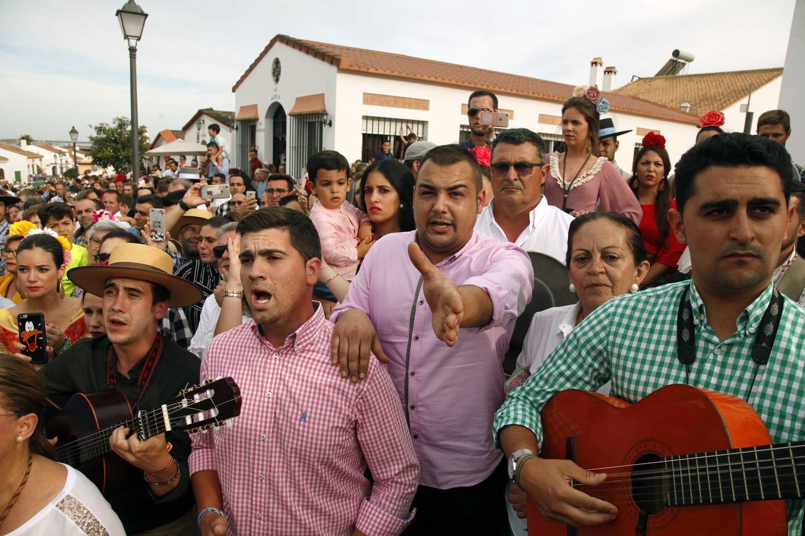 Las imágenes de la procesión de la Virgen de la Bella por el recinto romero de El Terrón