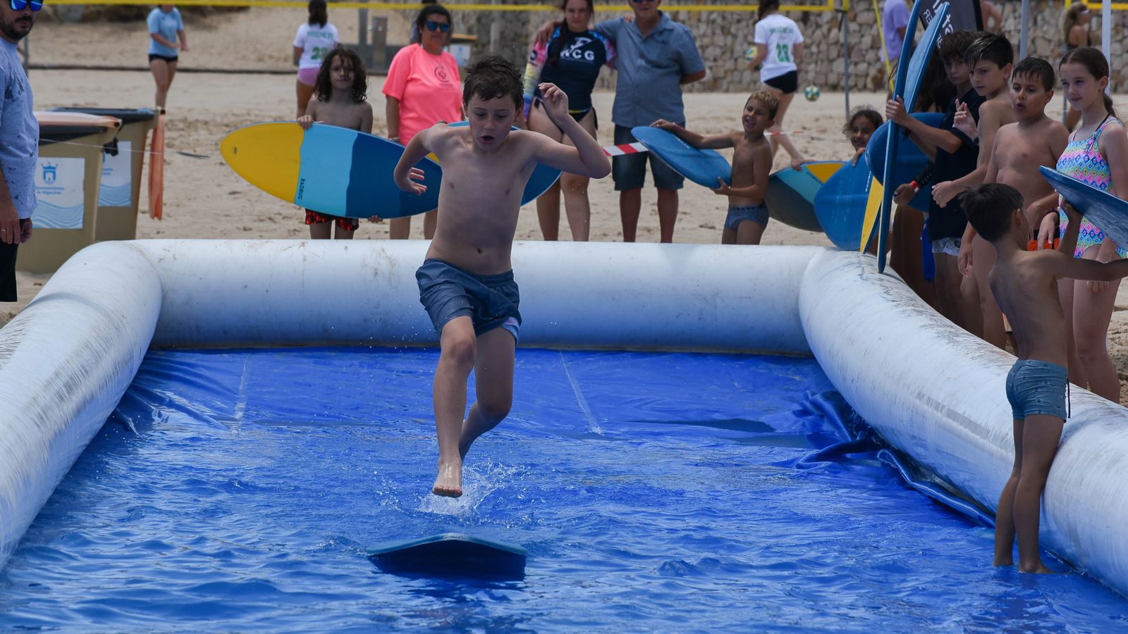 VII Outlet Surfero Solidario en la playa de Getares