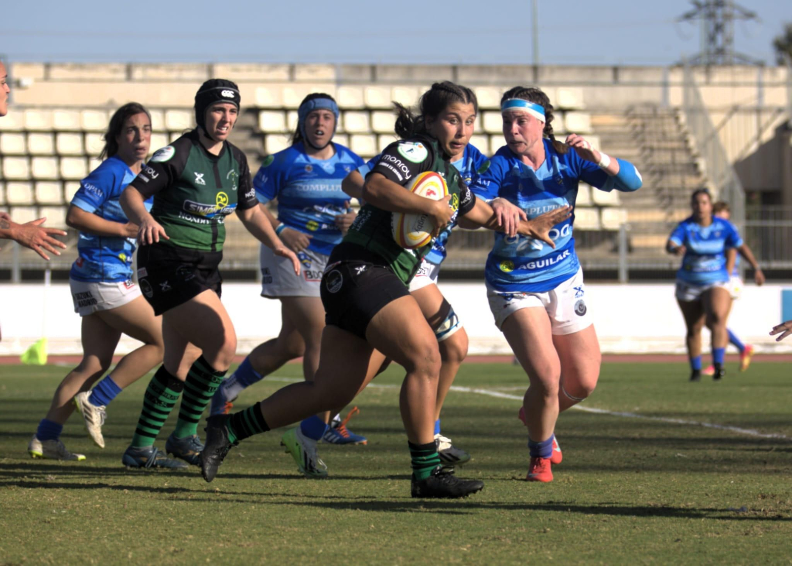 Ceci Benza avanza con el balón en el último partido contra el Complutense Cisneros.