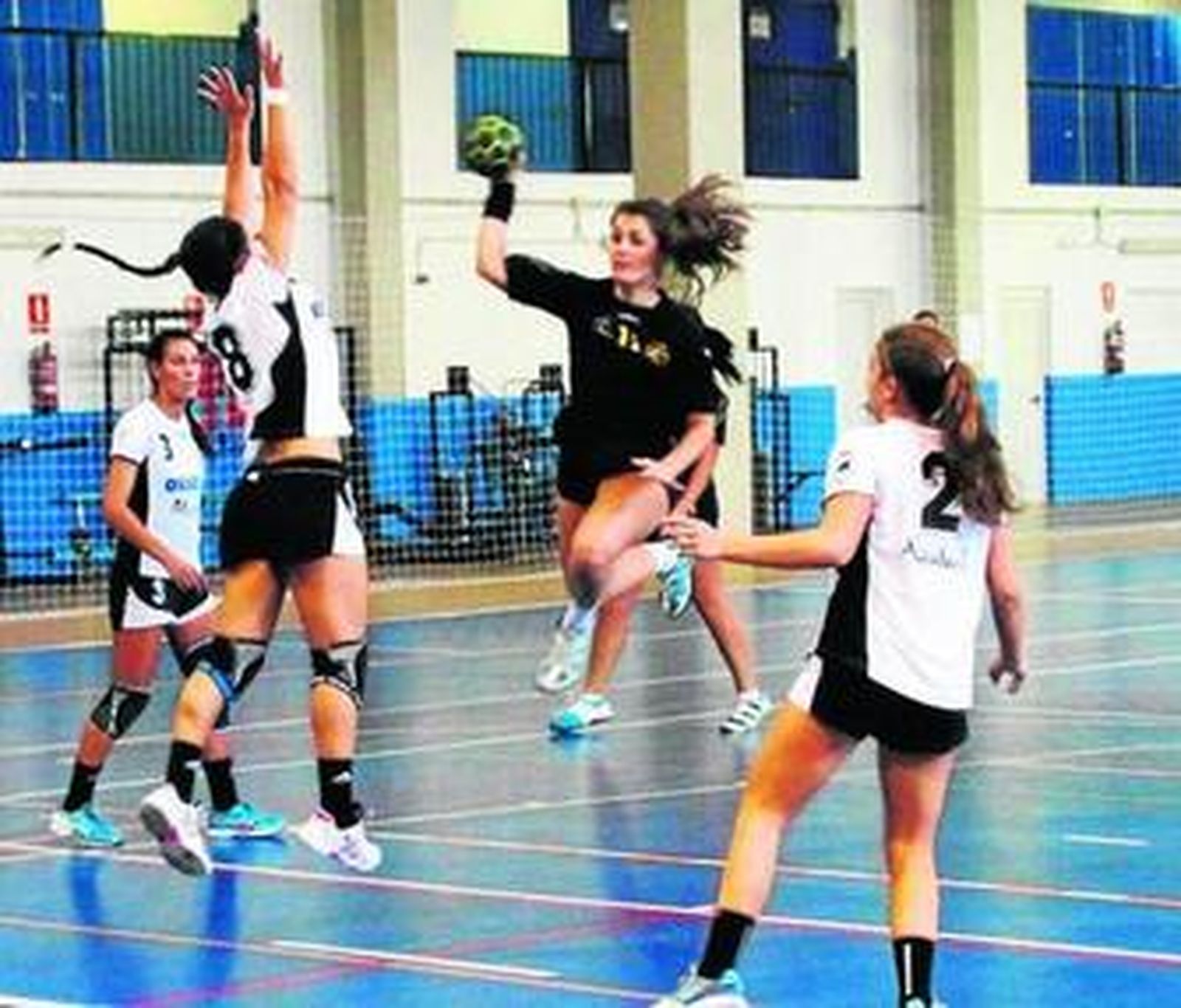 Un ataque del Fuengirola, ayer.