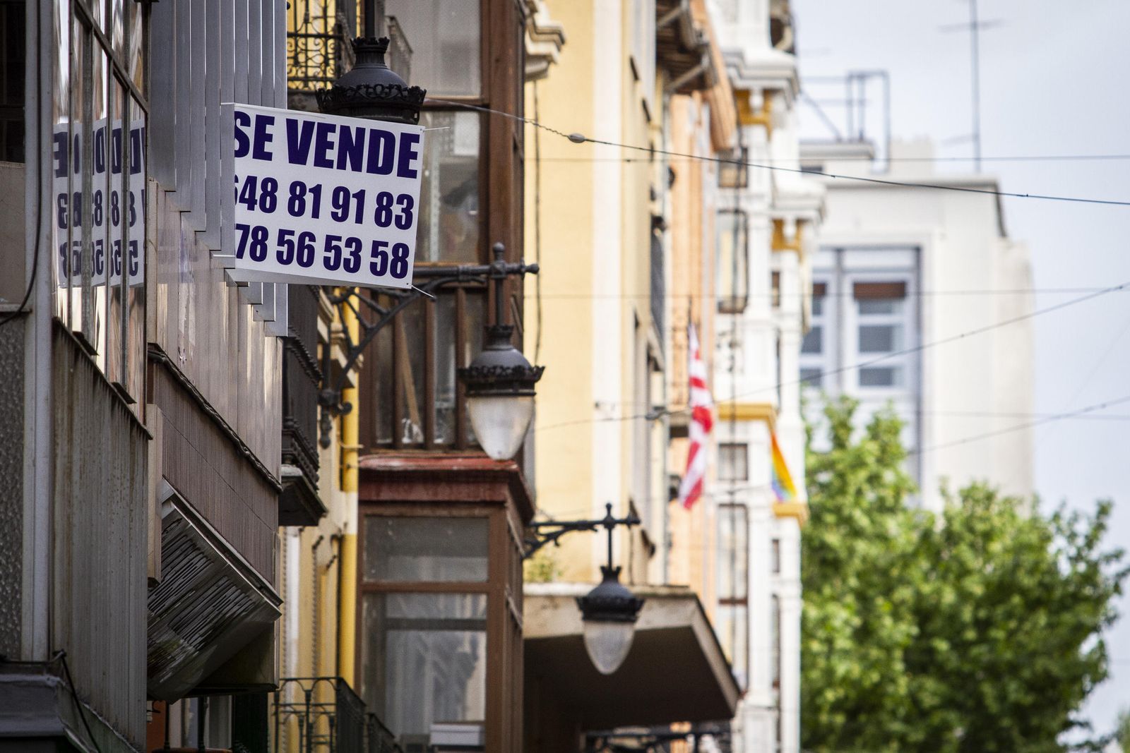 Cartel de vivienda en alquiler.