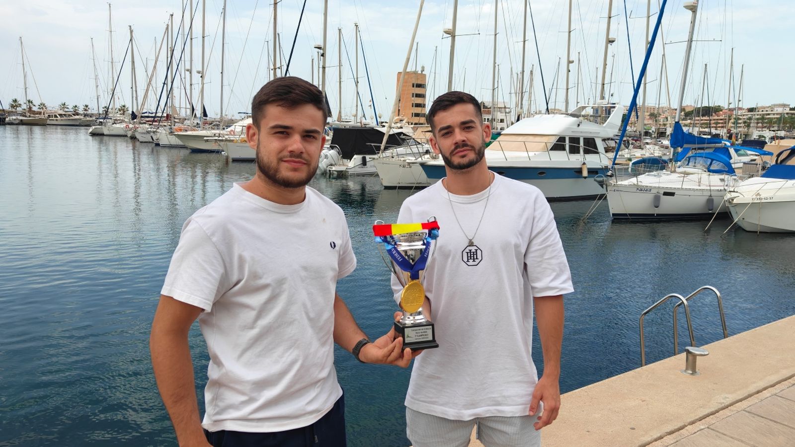 Dani y Manu Hernández posan junto con sus logros más preciados en el Puerto de Aguadulce.