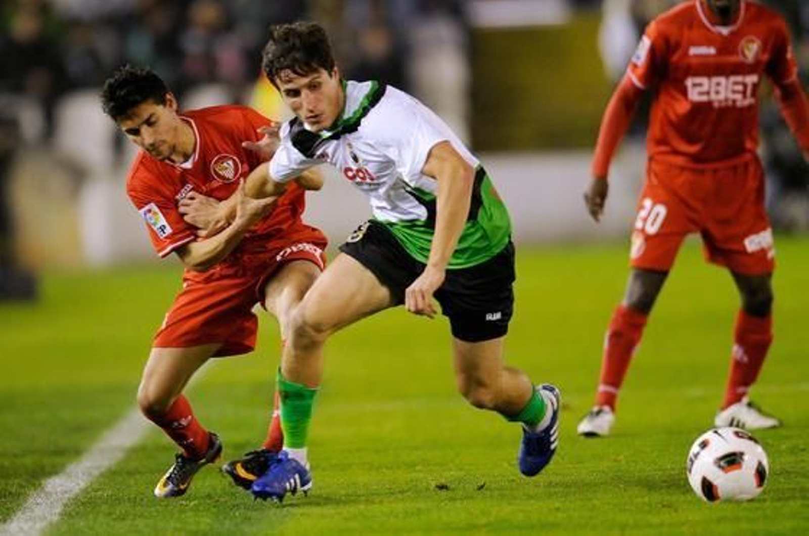 El Sevilla pierde un punto en el descuento frente al Racing (3-2). / Reuters