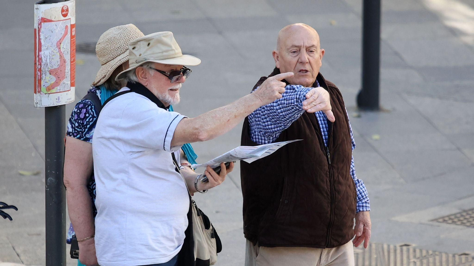 Un jerezano orienta a unos turistas en el centro.