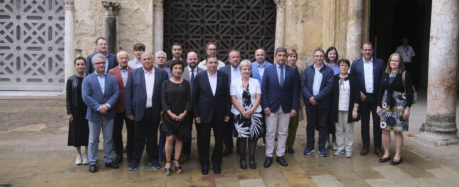 Luis Planas y los asistentes al Agrifish, en la Mezquita de Córdoba.