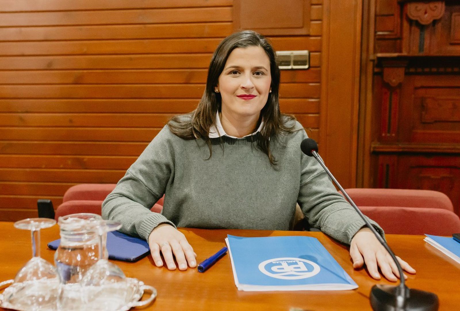 La candidata del PP a la Alcaldía de Sanlúcar, Carmen Pérez, en un pleno del Ayuntamiento.