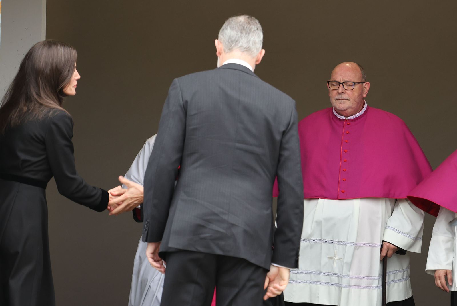 Fotografías de la llegada de los reyes Felipe VI y Doña Letizia al funeral por las víctimas de Adamuz en Huelva
