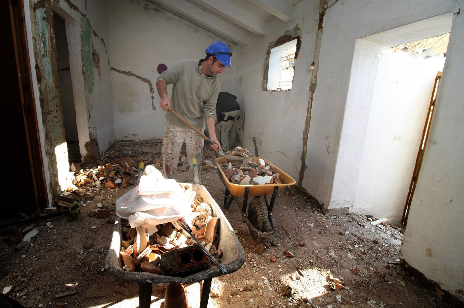 La visita del alcalde a las obras de rehabilitación de las viviendas de Pérez Cubillas, en imágenes