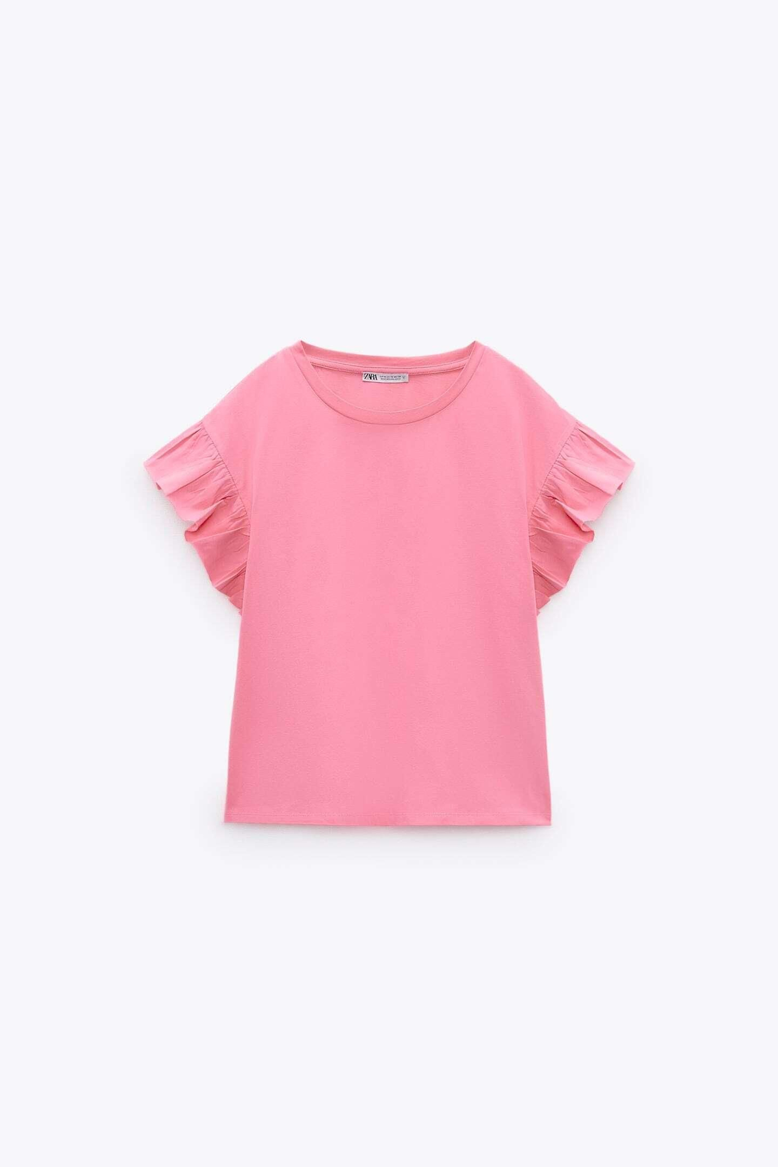 Camiseta con volantes de color rosa de Zara.