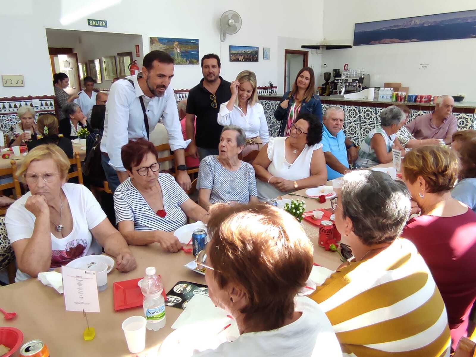 Un momento de la visita del alcalde y otros miembros del consistorio tarifeño.