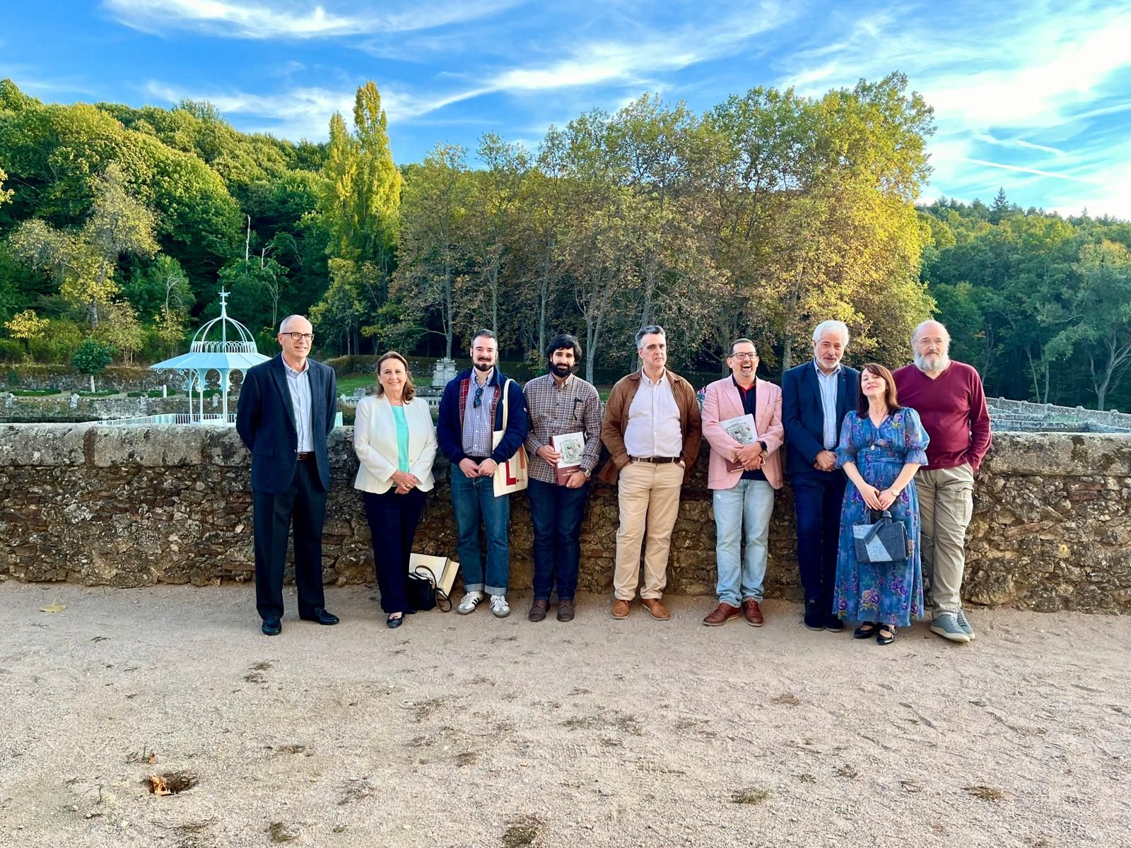 Antonio Mira, a la izquierda, posa junto a otros de los autores de la obra, reunidos en Béjar.