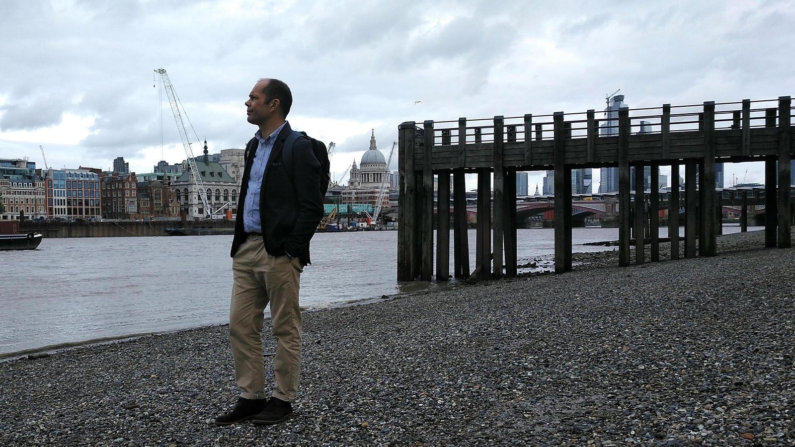 Xesús Fraga, traductor al gallego de Julian Barnes, de regreso a Londres paseando por la orilla del Támesis.