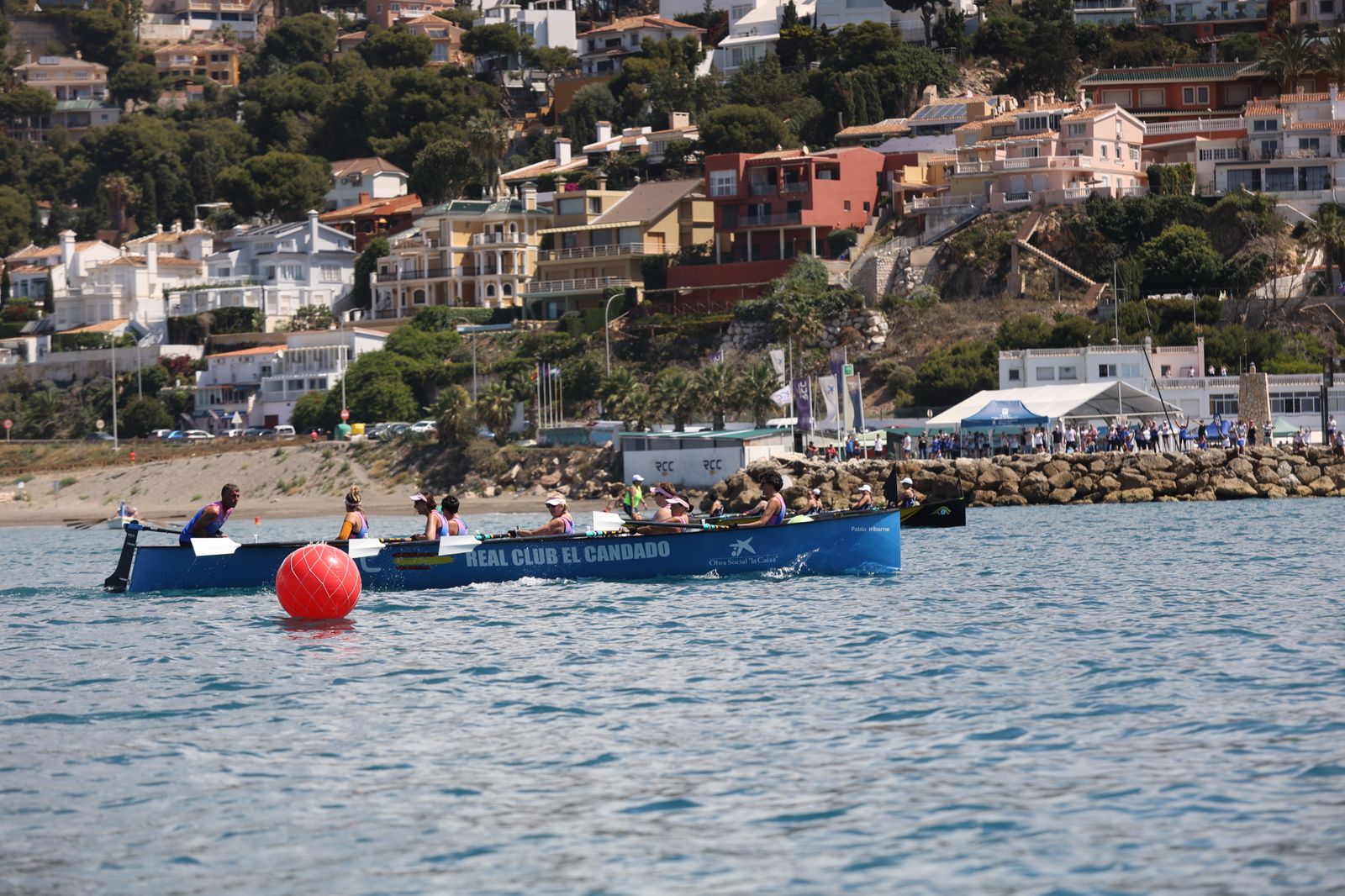 Más de 100 mujeres supervivientes de cáncer participan este sábado en una Regata Nacional en Málaga