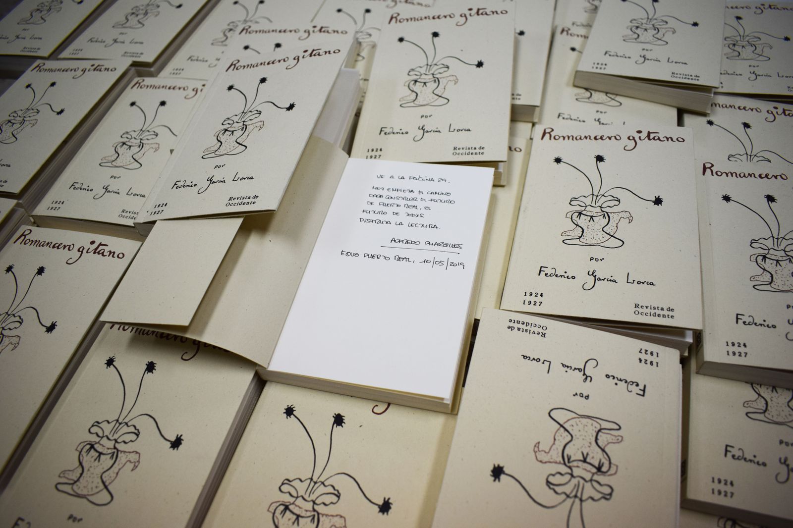 Ejemplares del 'Romancero gitano' que ha buzoneado Equo