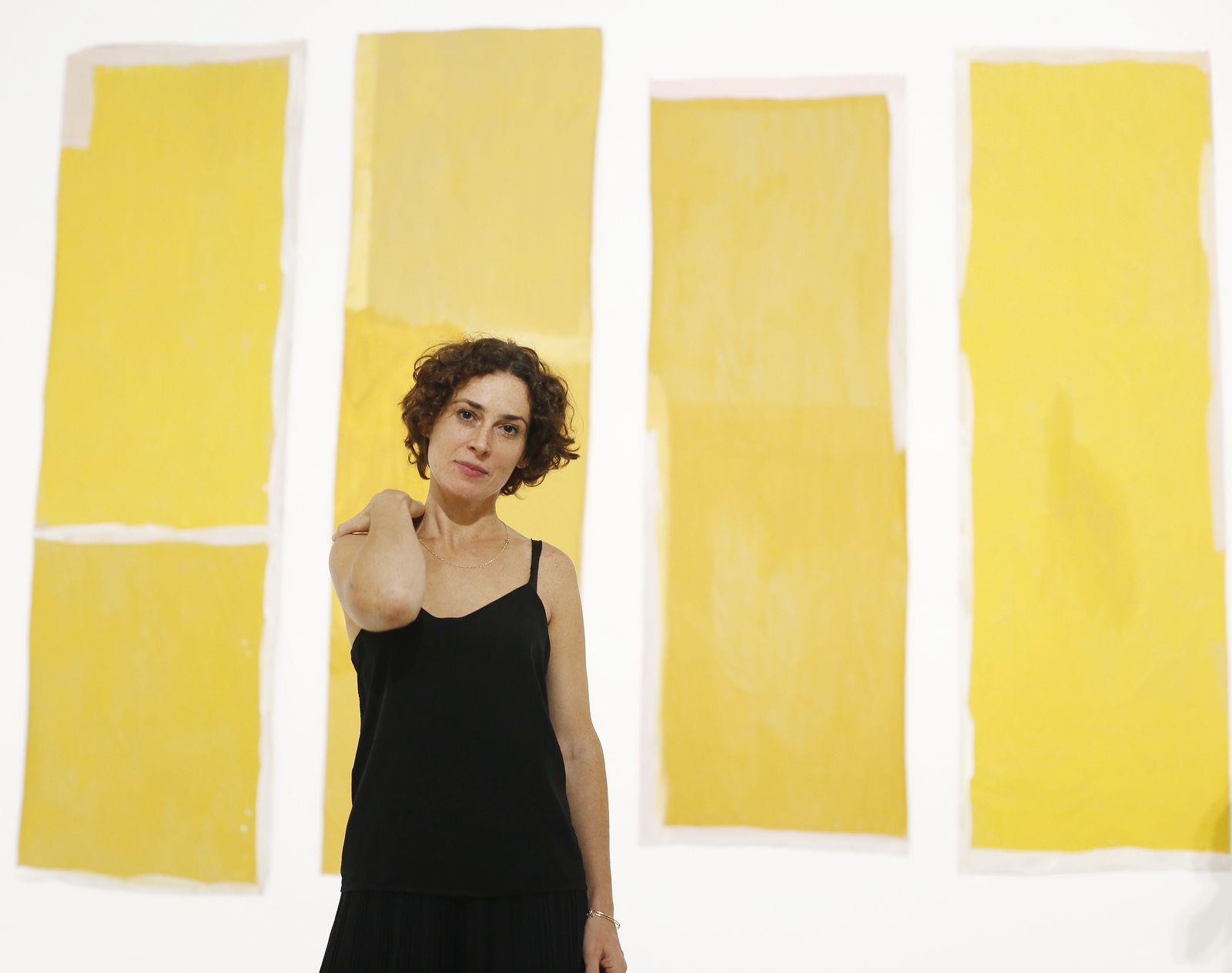 Rosalind Nashashibi (Croydon, Inglaterra, 1973), ante una de sus pinturas inspiradas por su visita a la Casa de Pilatos.