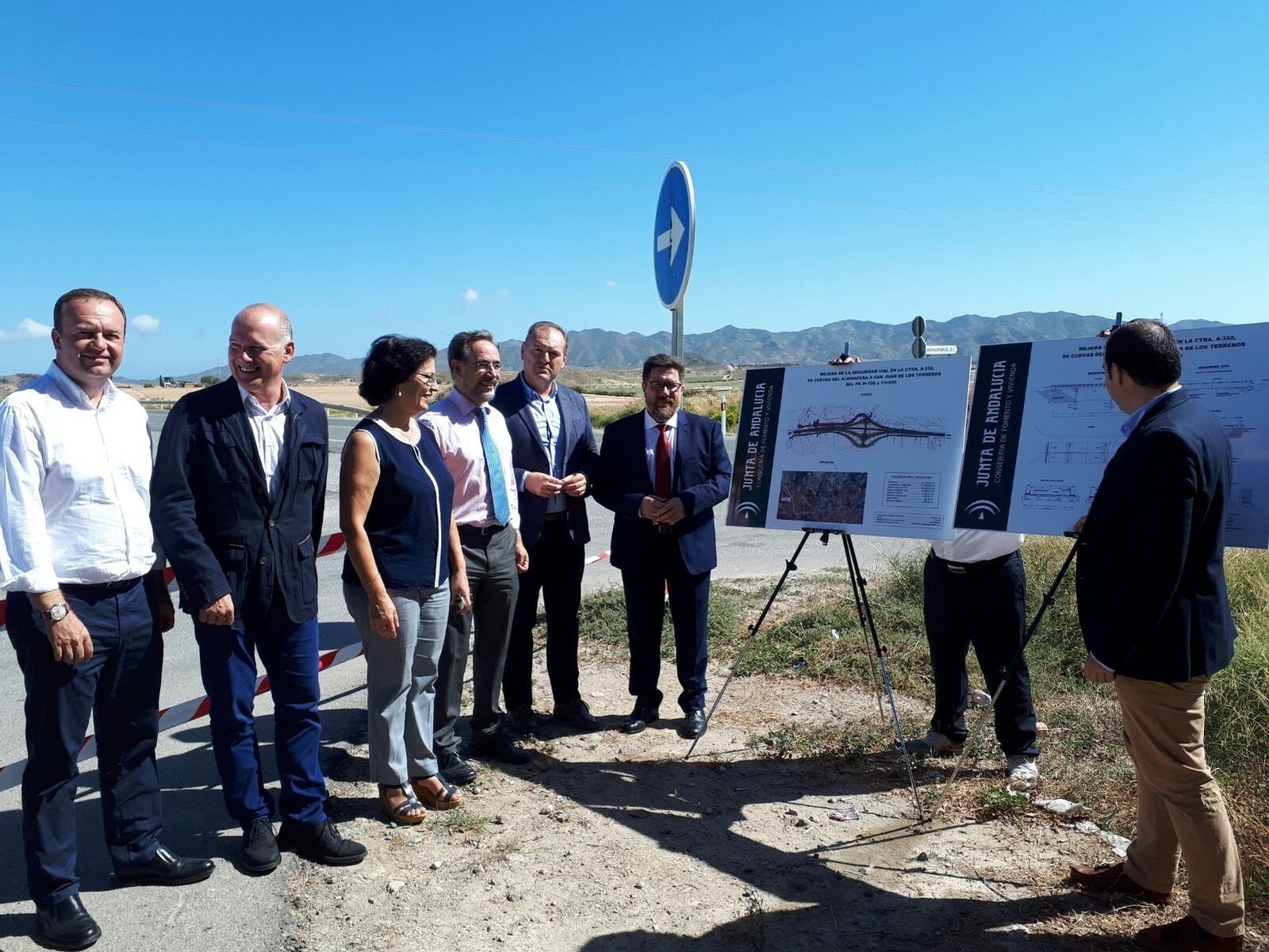 Felipe López asistió ayer a mediodía al comienzo de las obras de seguridad vial en la carretera A-332 en Cuevas.
