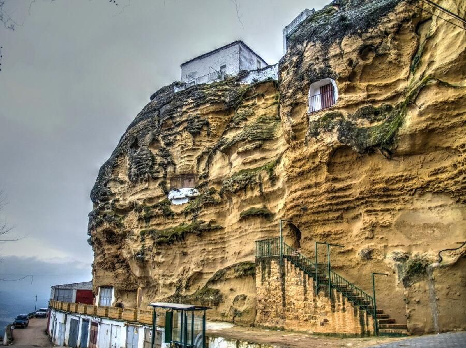 Las construcciones de casas en roca es uno de los atractivos y curiosidades de Chiclana de Segura.