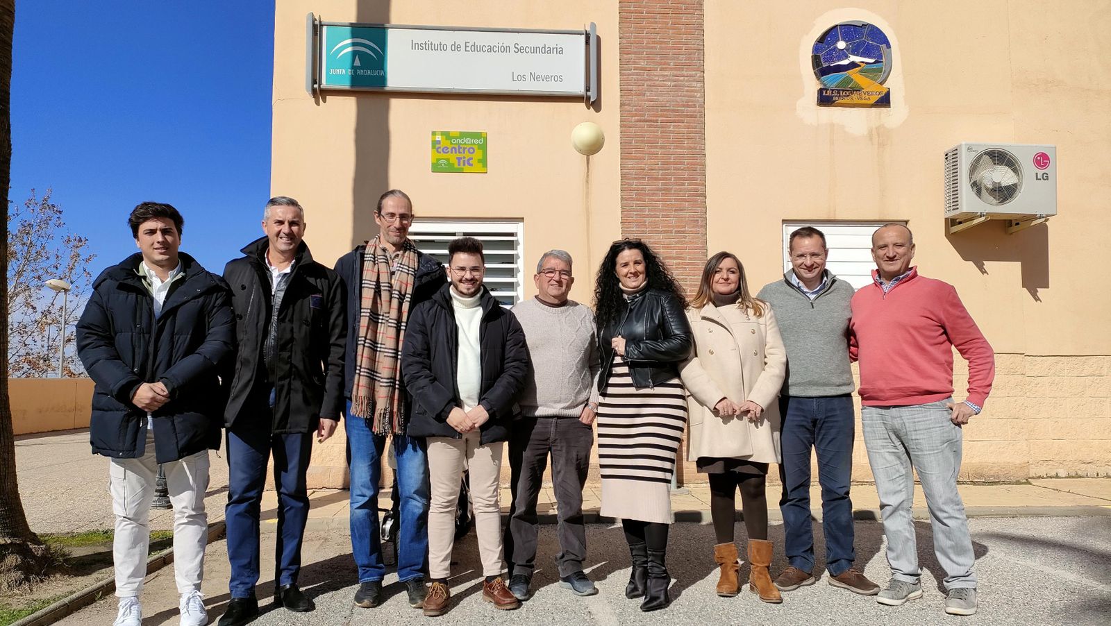 La alcaldesa, la concejal de Educación y el director del IES Los Neveros junto a otros miembros del equipo de gobierno municipal y del equipo directivo del instituto.