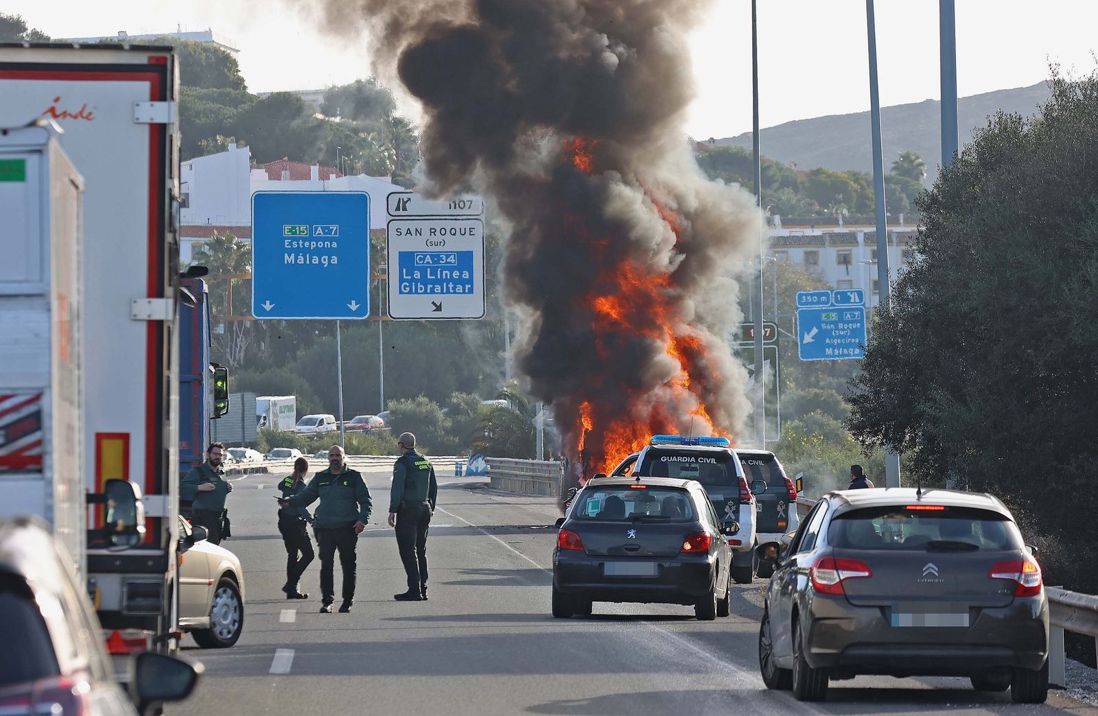 Imágenes del incendio de la grúa que colapsa de nuevo la A7