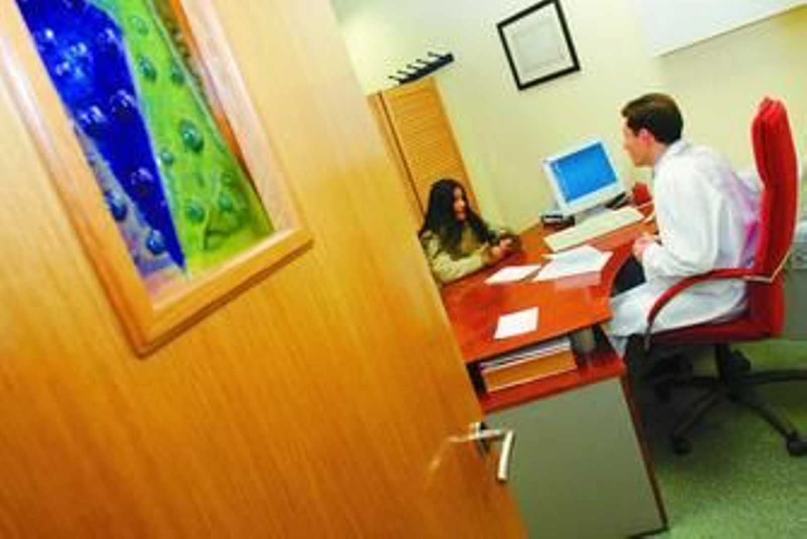 Un profesional de Clínicas Rincón trabaja en el laboratorio.