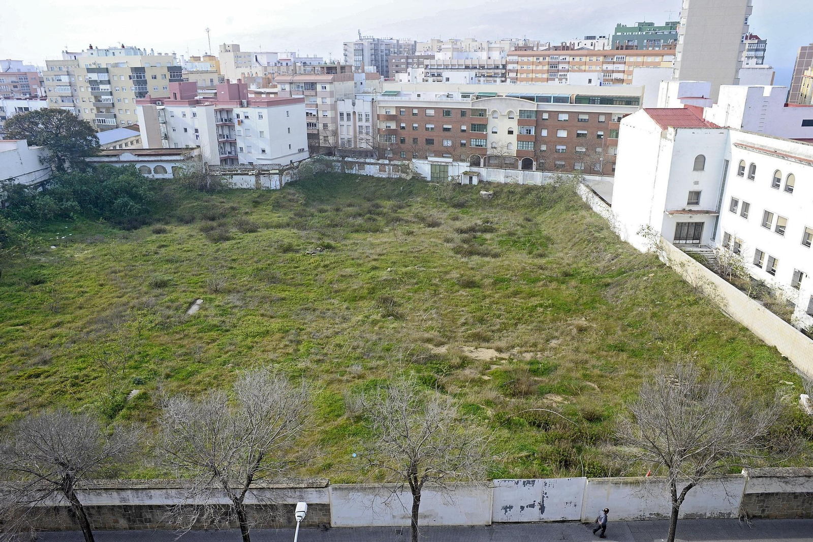 Seis  solares vacíos en Cádiz para vergüenza de la ciudad