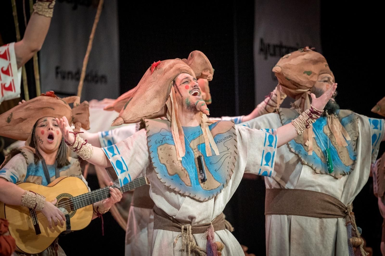 La chirigota 'Los del Canal Sur' durante su actuación