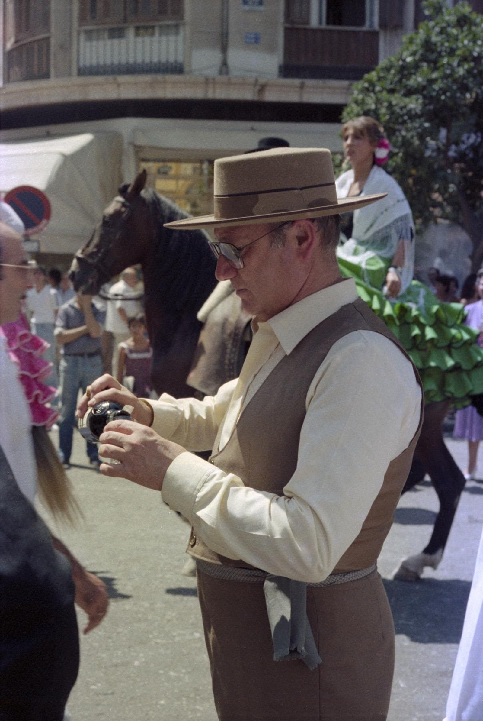 Un hombre sirve el vino típico de estas fiestas