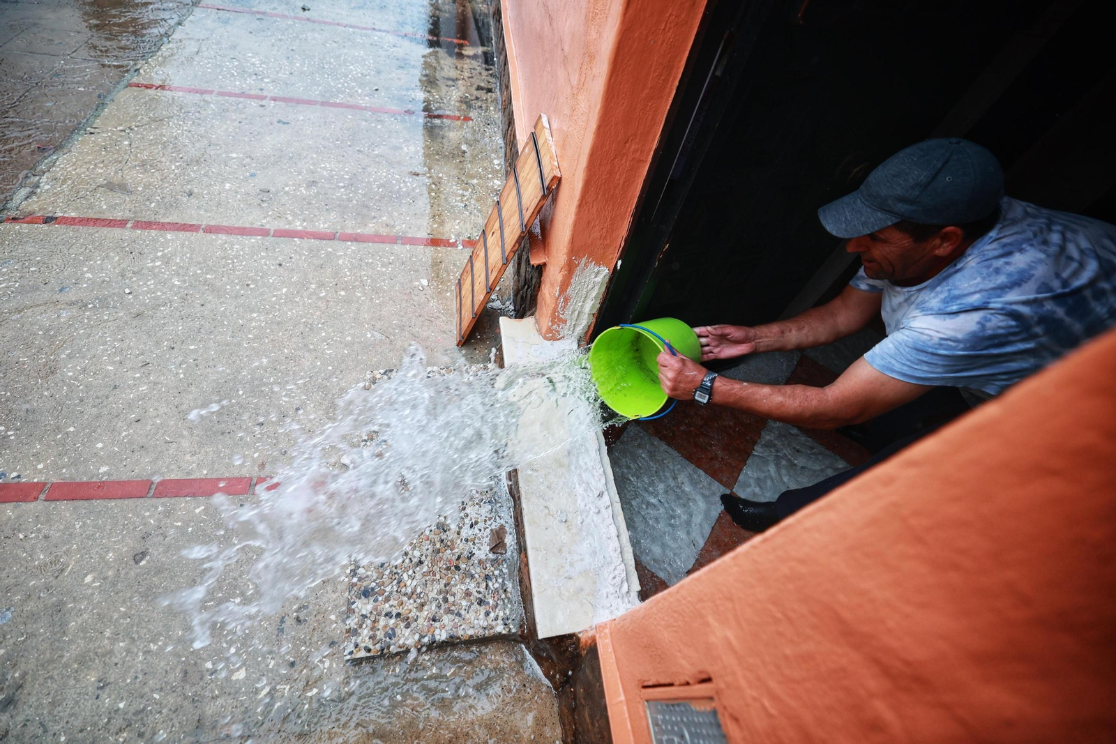 Imágenes de calles inundadas y vecinos achicando agua en San Fernando