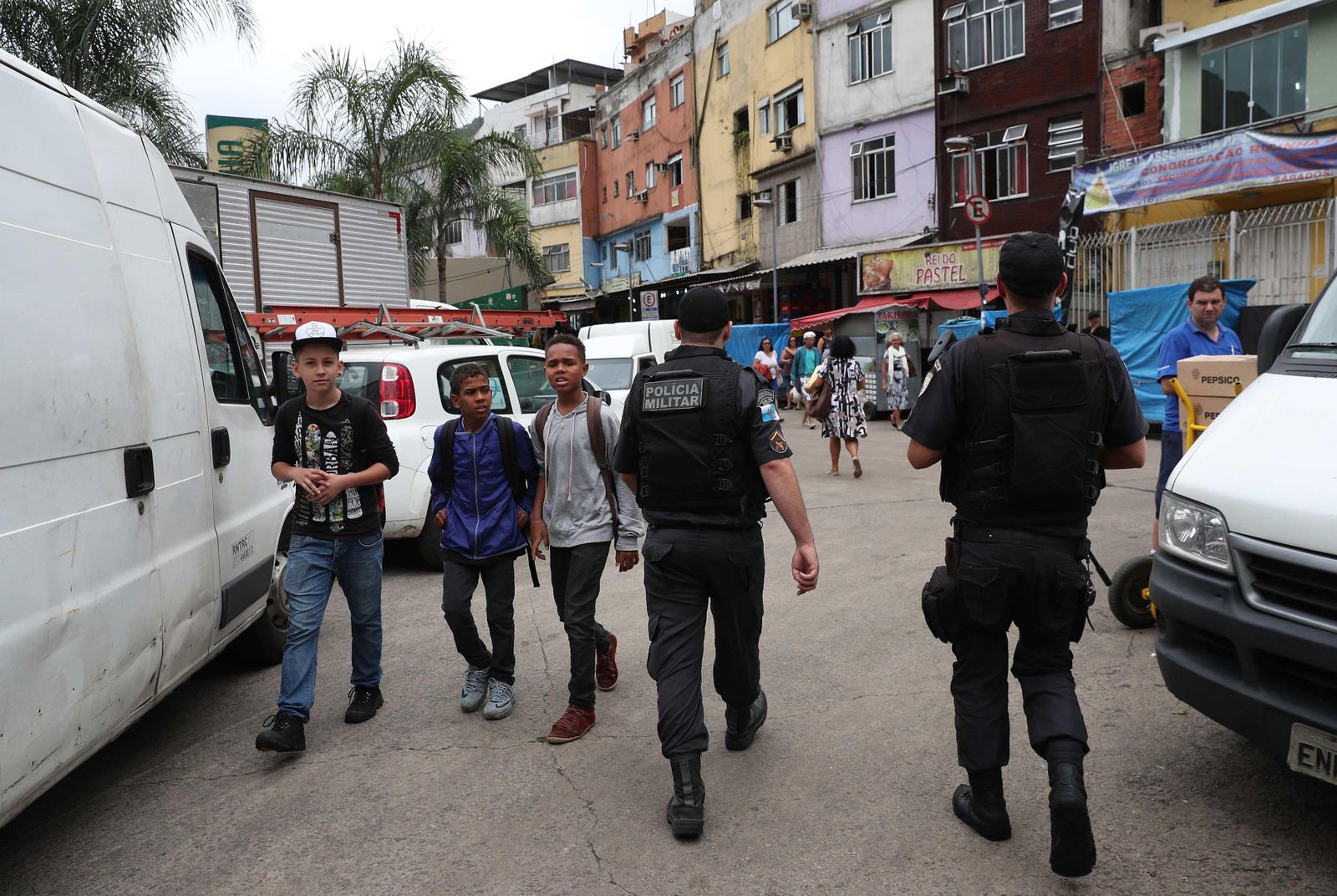Policías militares brasileños patrullan las calles de la favela de Rocinha.