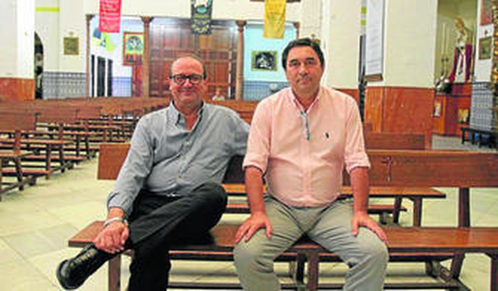 Carlos Pérez (izquierda) y José Manuel Fernández, en un banco de la parroquia de la Inmaculada.