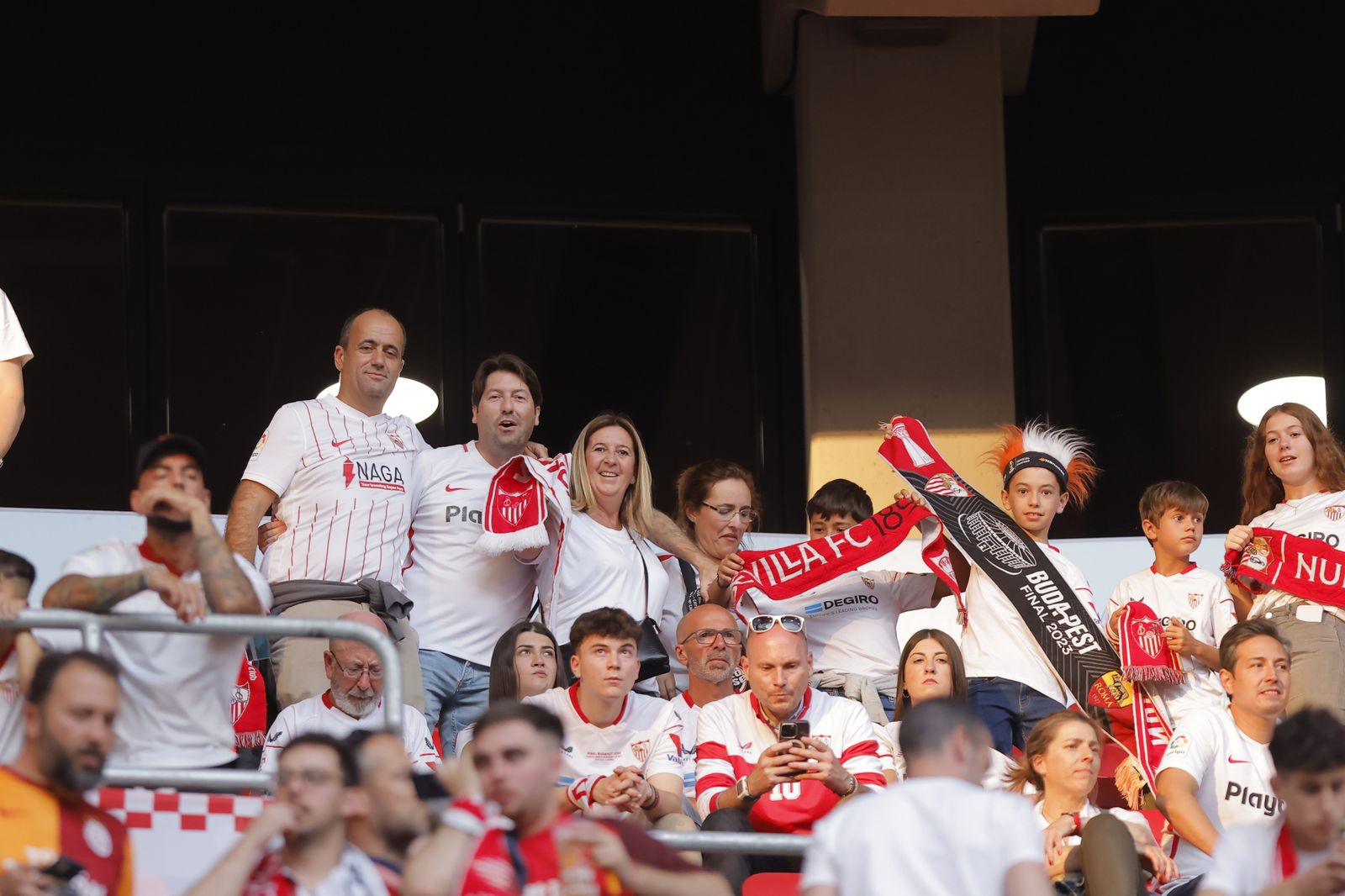 Búscate en las fotos del Sevilla-Roma