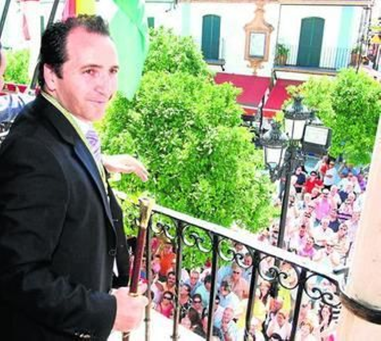 El popular José Antonio Domínguez sale al balcón del Consistorio de Almonte, tras ser investido alcalde.