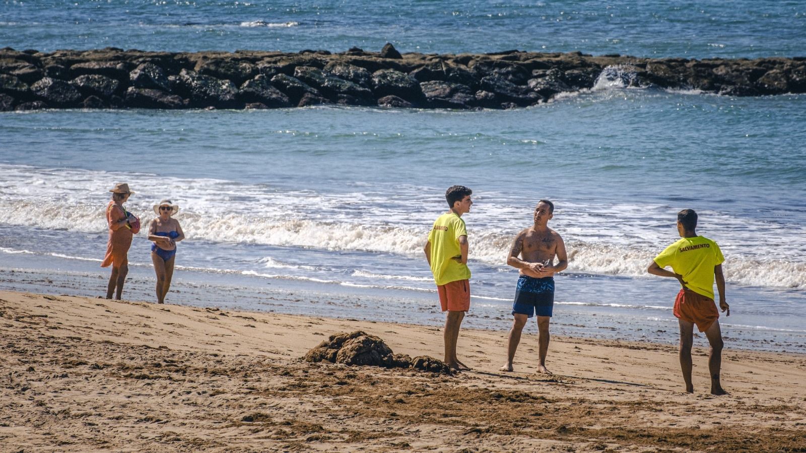La bandera roja sigue ondeando en la playa de Fuentebravía.