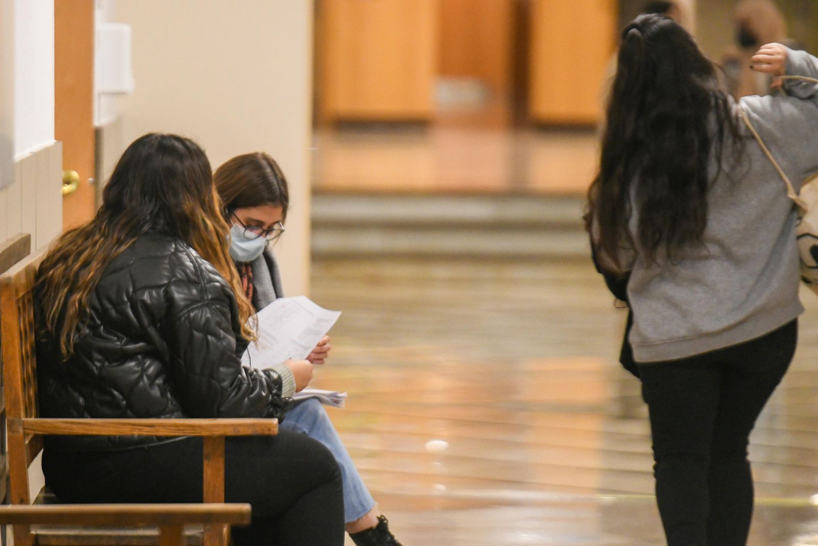 Estudiantes en una de las facultades de la UGR.