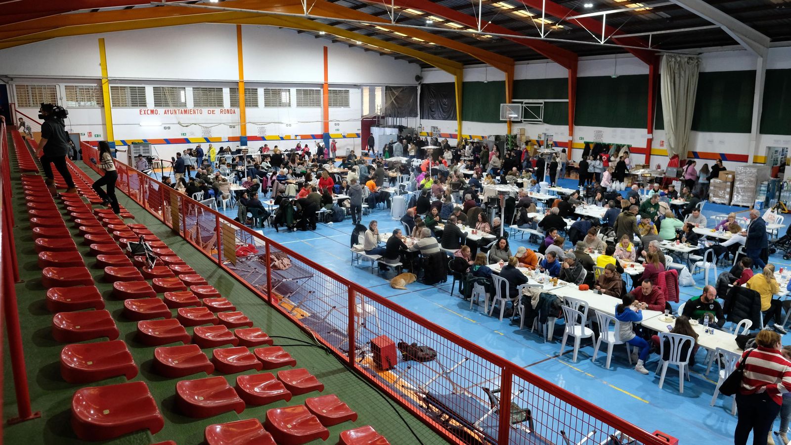 El pabellón de Ronda se ha convertido en la casa de acogida de cientos de desalojados.
