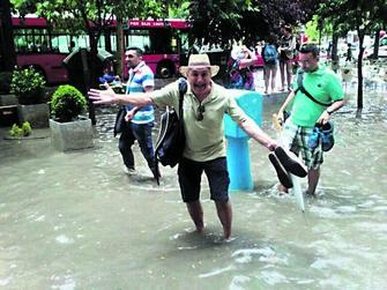 Una tromba convierte el Paseo del Salón en la pequeña Venecia