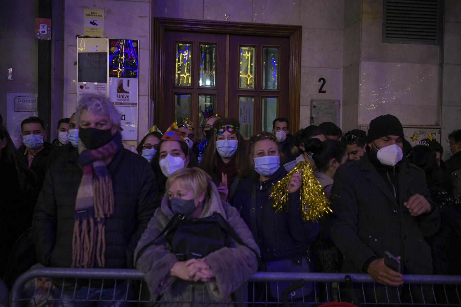 Así fue la Nochevieja 2021 en Granada, en imágenes: uvas en una Plaza del Carmen vallada y ambiente de fiesta en la calle