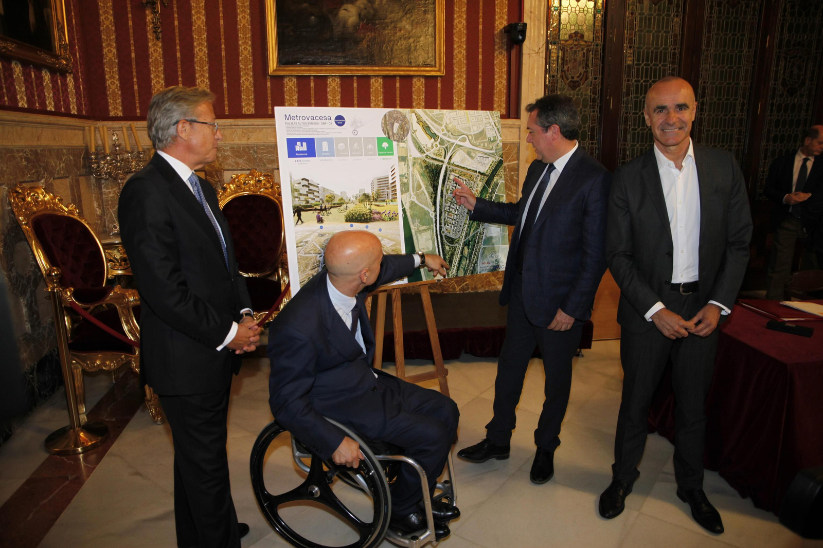 Espadas, Muñoz y directivos de Metrovacesa durante la firma del convenio de Palmas Altas Sur.