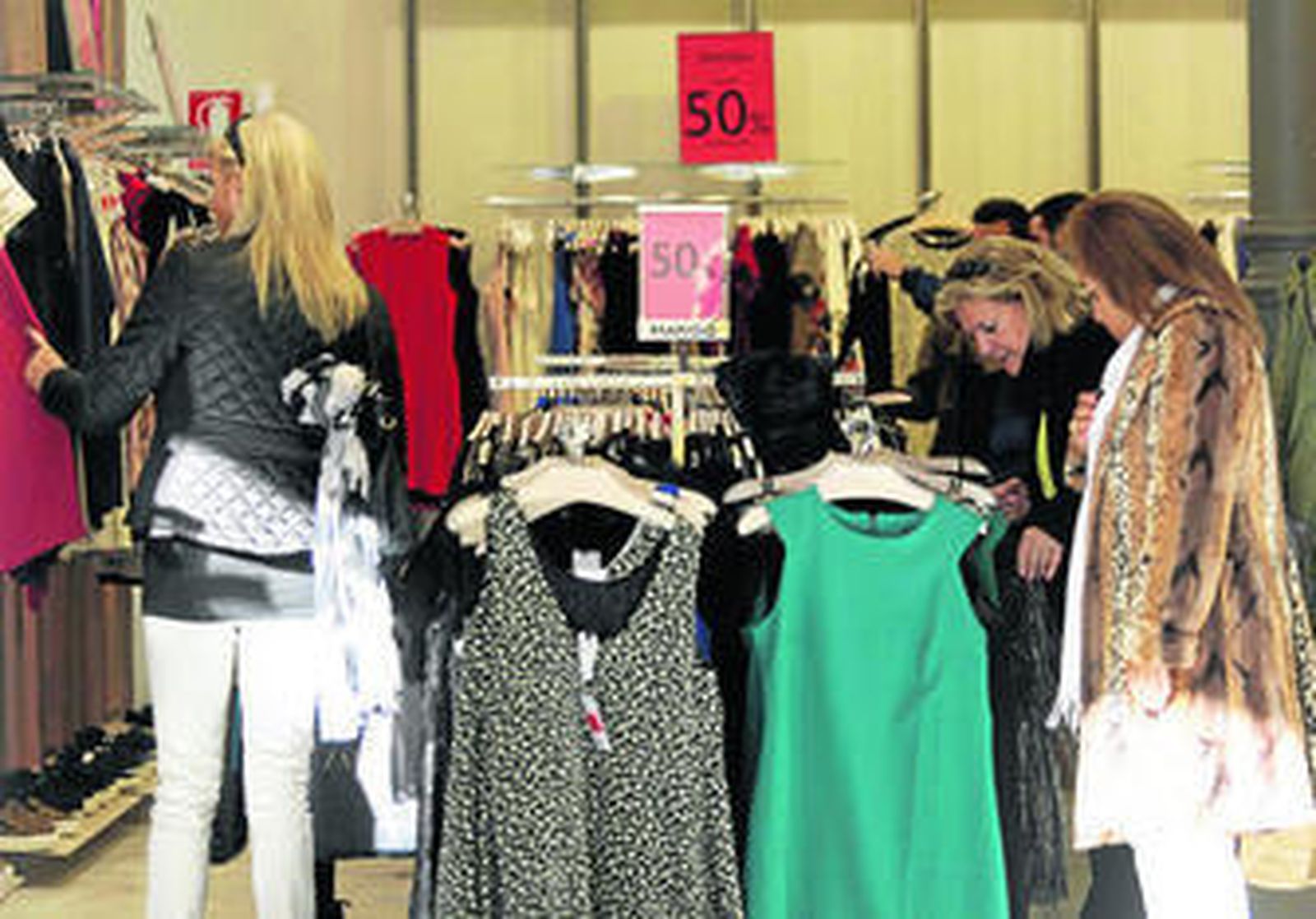 Varias personas compran en una tienda del centro de Málaga.