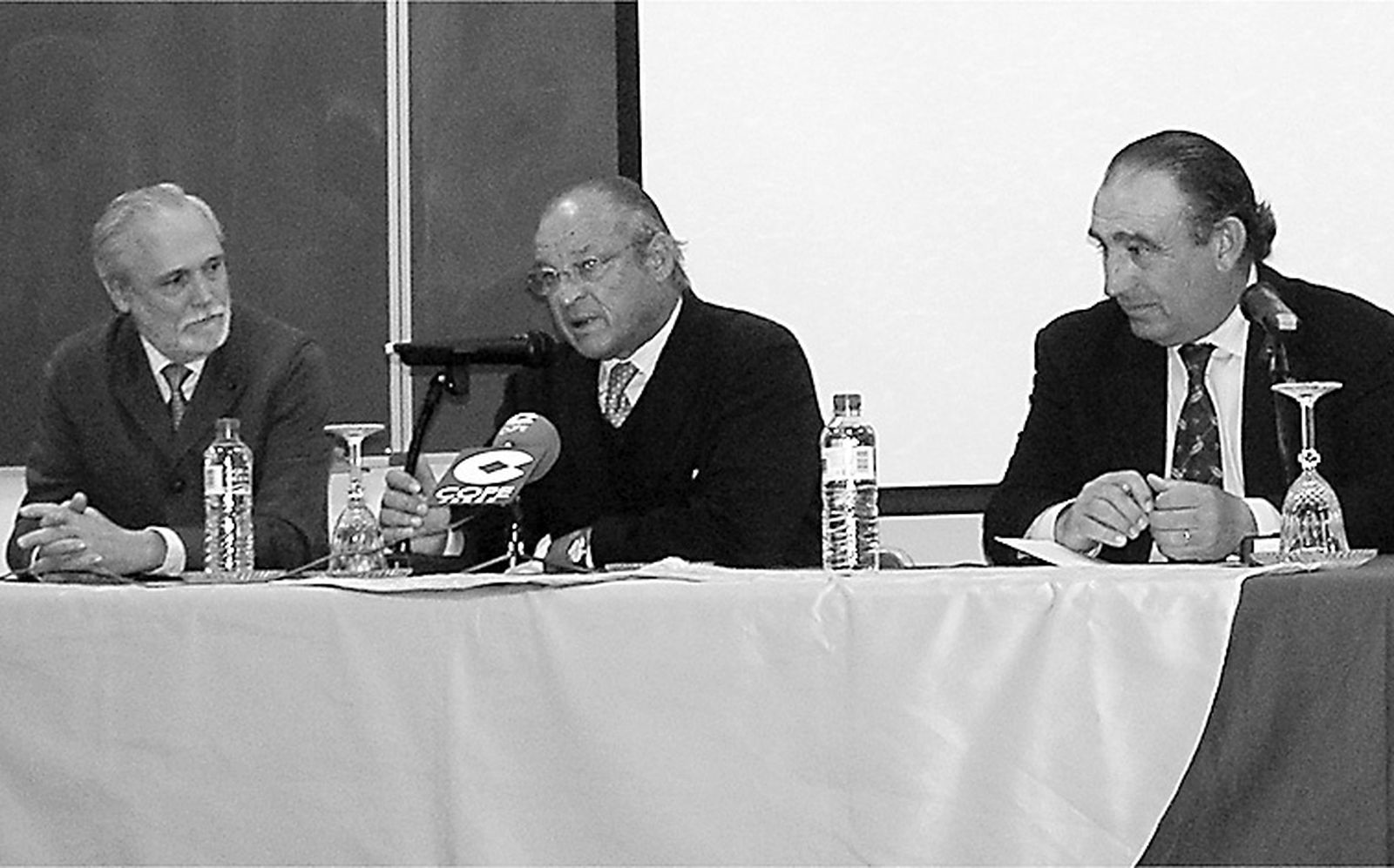 Ofreciendo una conferencia en el Aula de Tauromaquia, en el Campus de Jerez en 2005 con Miguel Ángel Gutiérrez y los ganaderos Borja  Domecq  y Ricardo Gallardo