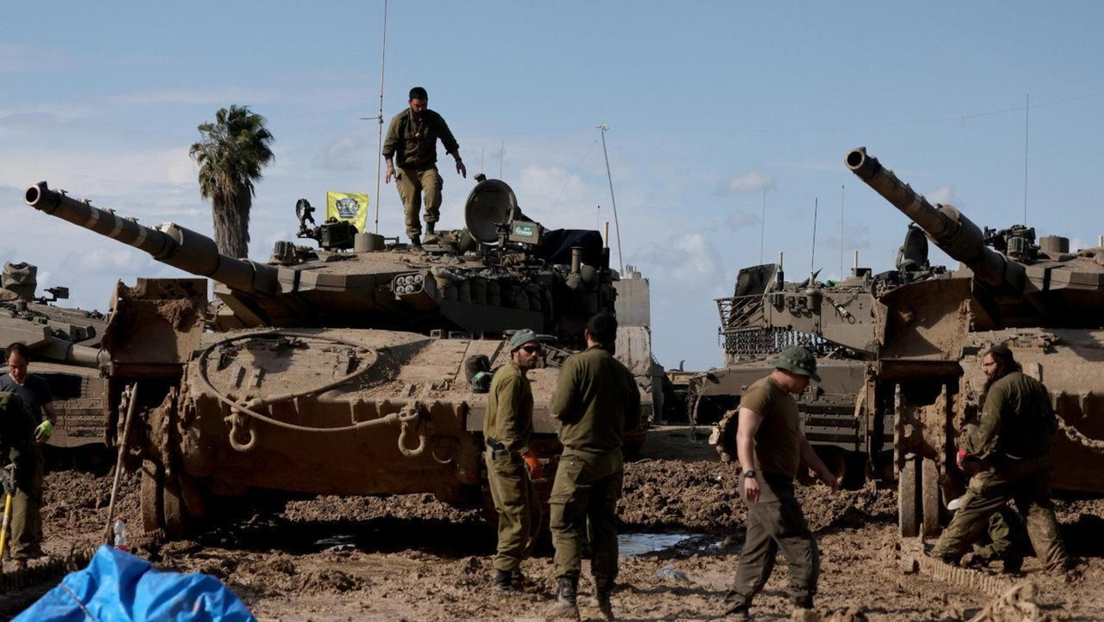 Soldados israelíes preparan un tanque cerca de la Franja de Gaza, al sur de Israel. Soldados israelíes preparan un tanque cerca de la Franja de Gaza, al sur de Israel.