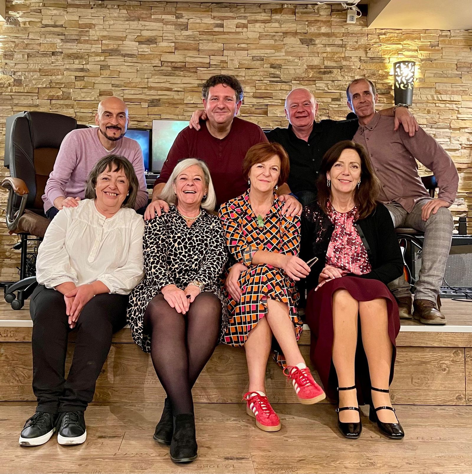 Manu Artero, David Miralles, El Indaliano y Leonardo Giménez junto a las hermanas Carmen y Teresa y Ana y Susana.
