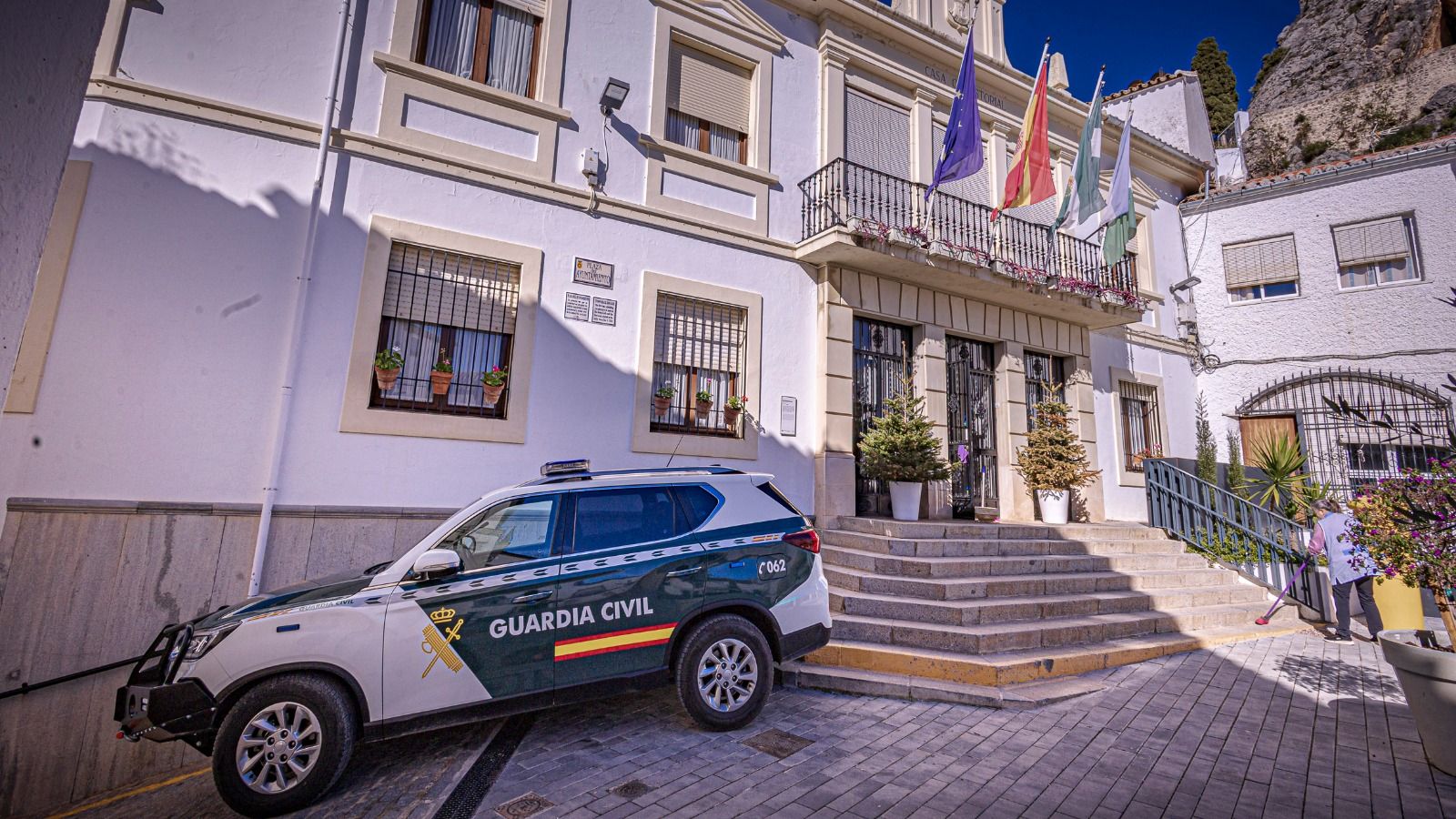 Una patrulla de la Guardia Civil a las puertas del Ayuntamiento de Olvera