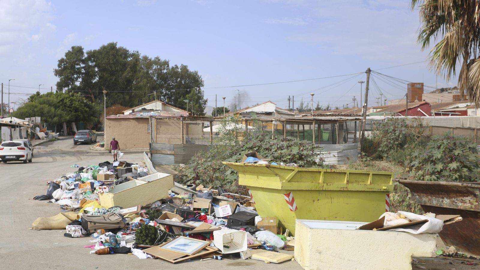 Escombros y basura en una de las calles del barrio.