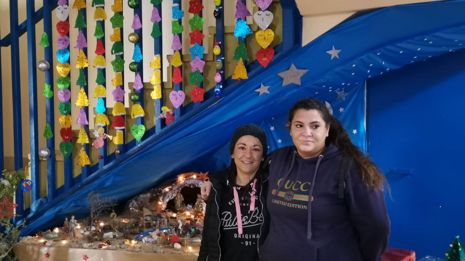 Dos de las internas del módulo de respeto junto al belén instalado en este rincón de la prisión.