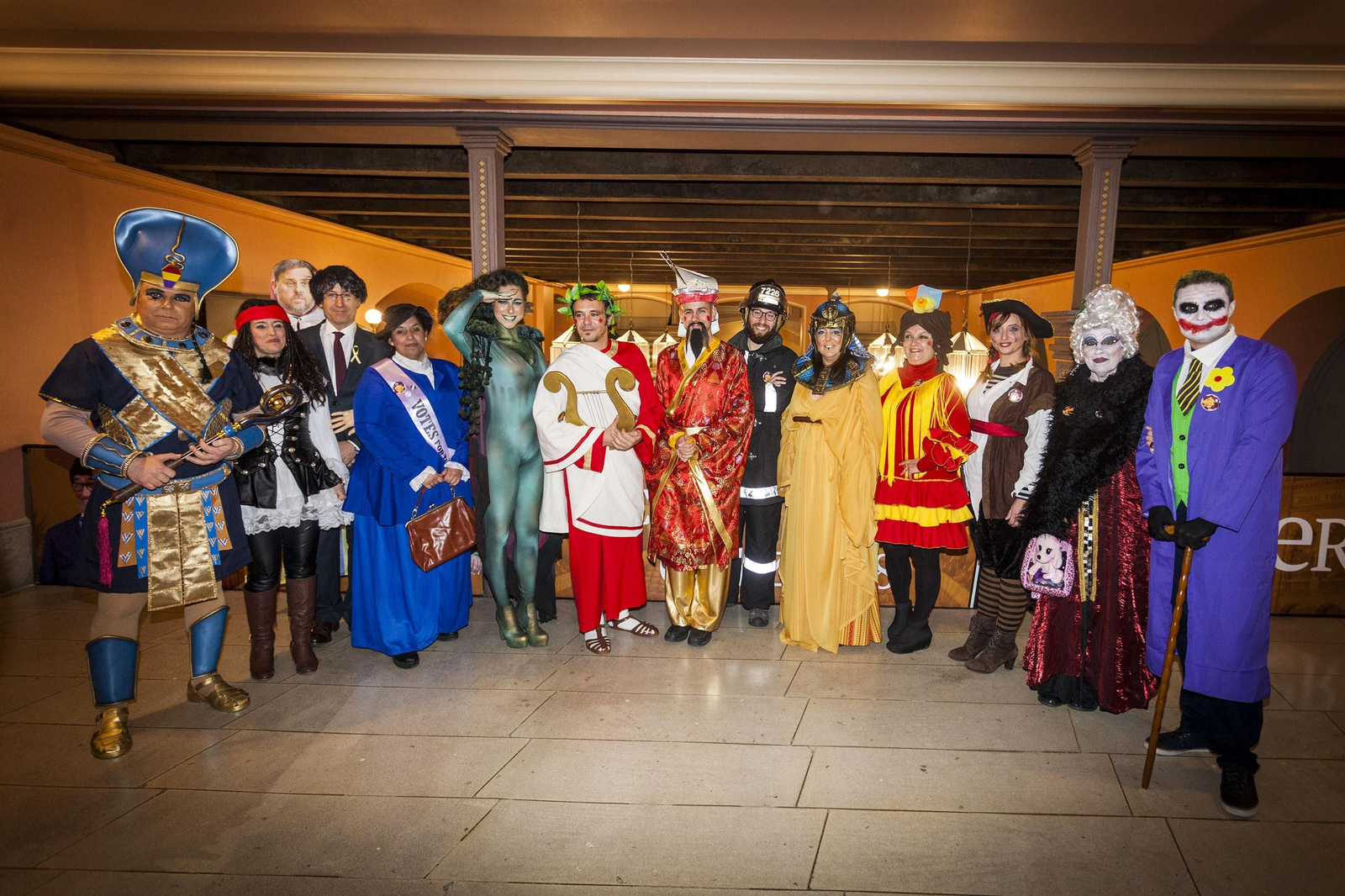 El alcalde, José María González, disfrazado de senador romano del 68, de los de Paco Alba, con ediles de su equipo de gobierno y de otros partidos del Ayuntamiento gaditano.