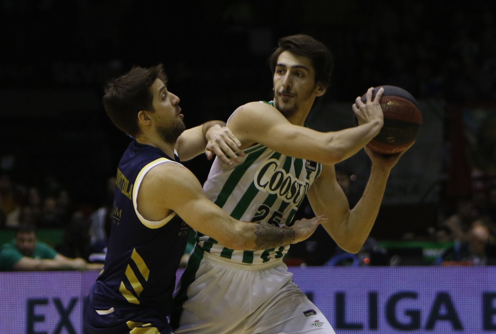 Sipahi busca un compañero en el que apoyarse defendido por Laprovittola.