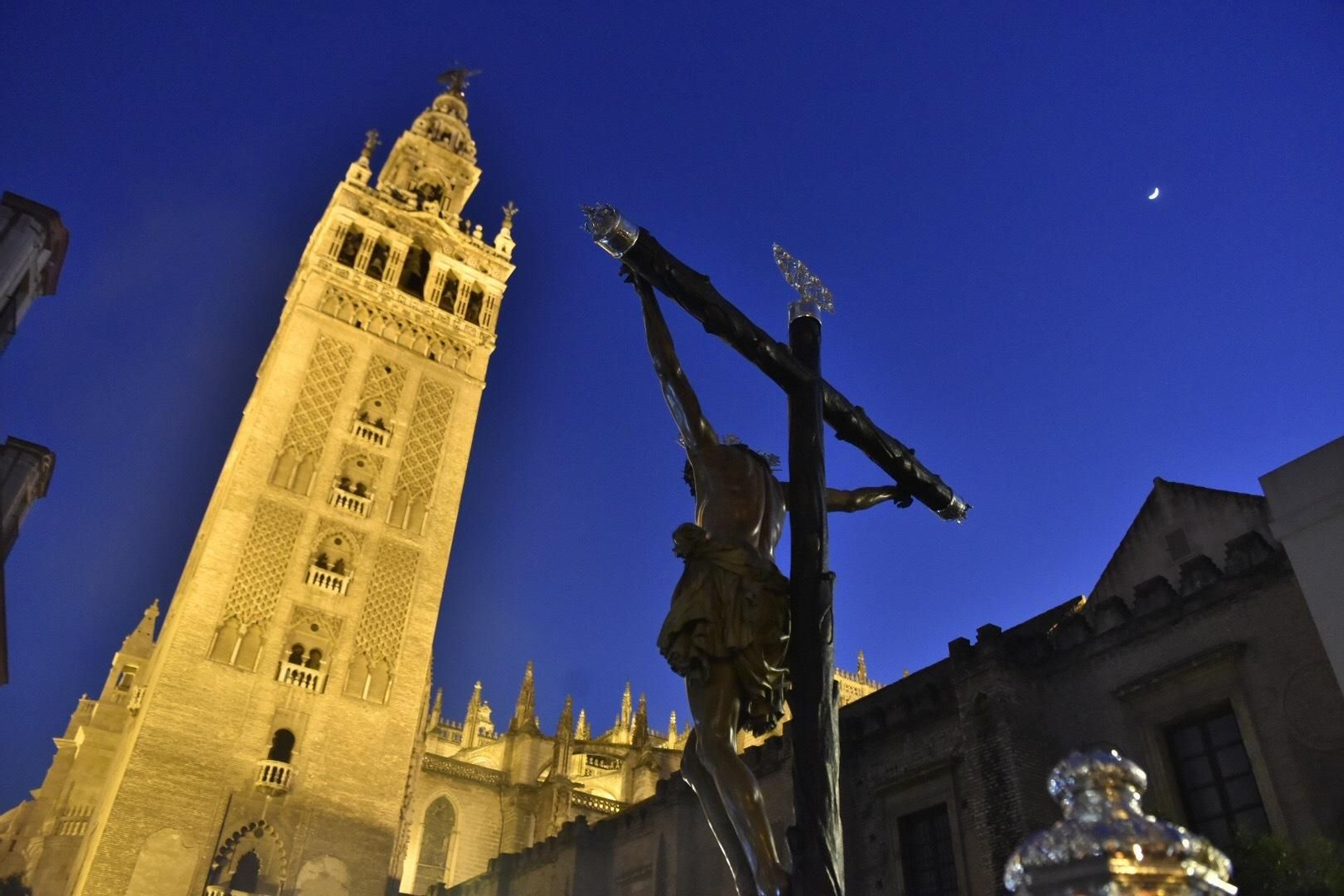 Las imágenes del Vía Crucis de las Cofradías de Sevilla con el Cristo de la Conversión de Montserrat